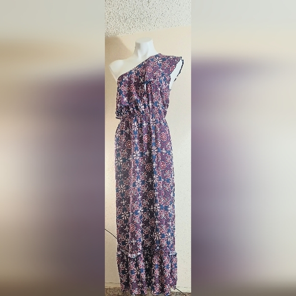 Francesca’s Maxi Dress.  Style Jadeen Size Small  shoulder. - Picture 2 of 15